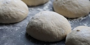 Beitragsbild des Blogbeitrags Original italienischer Pizzateig mit frischer Hefe (vegan) 