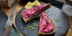 Beitragsbild des Blogbeitrags Pink Hummus (Rote-Bete-Kichererbsendip)
