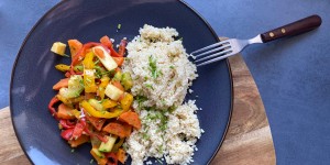 Beitragsbild des Blogbeitrags schnelle Gemüsepfanne mit Couscous 