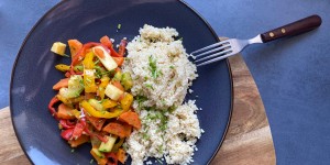 Beitragsbild des Blogbeitrags schnelle Gemüsepfanne mit Couscous