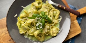 Beitragsbild des Blogbeitrags Tortellini mit Basilikum-Oberssauce 