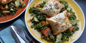 Beitragsbild des Blogbeitrags Blätterteigtaschen mit Fisch auf Salat