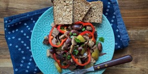 Beitragsbild des Blogbeitrags Rindfleischsalat mit Käferbohnen und karamellisierten Balsamico-Zwiebel