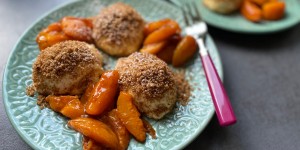 Beitragsbild des Blogbeitrags flaumige Topfennockerl aus dem Dampfgarer mit Marillenröster