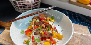 Beitragsbild des Blogbeitrags Asia-Restepfanne mit karamellisiertem Schweinefleisch