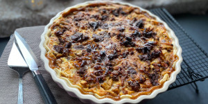 Beitragsbild des Blogbeitrags Apfel-Birnen Tarte mit Cookie-Topping