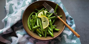 Beitragsbild des Blogbeitrags warmer grüner Bohnensalat