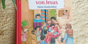 Beitragsbild des Blogbeitrags Buchrezension: „Ich erzähl dir von Jesus“- Meine Kinderbibel 