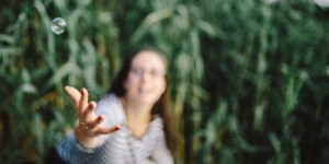 Beitragsbild des Blogbeitrags Amina: Wie man trotz fehlender Mutter, Krieg und einem Selbstmordversuch glücklich sein kann