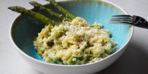 Beitragsbild des Blogbeitrags Spargel-Parmesan-Risotto