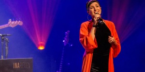Beitragsbild des Blogbeitrags Sonderveranstaltung 2019: INA REGEN Live mit Band im Linzer Musiktheater