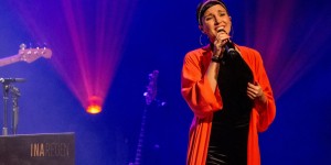 Beitragsbild des Blogbeitrags Sonderveranstaltung 2019: INA REGEN Live mit Band im Linzer Musiktheater 