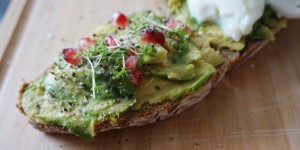 Beitragsbild des Blogbeitrags Avocado & Ei auf getoastetem Schwarzbrot 