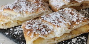 Beitragsbild des Blogbeitrags Apfelstrudel mit Blätterteig – schnell und einfach zubereitet