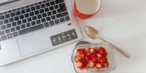 Beitragsbild des Blogbeitrags Easy Strawberry Overnight Oats (to go) 