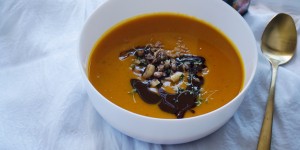 Beitragsbild des Blogbeitrags Wärmende Kürbissuppe mit Kernöl und Kastanien