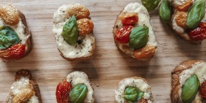 Beitragsbild des Blogbeitrags Überbackene ‚bunte Paradeiser-Mozzarella‘ Baguettescheiben 