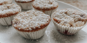 Beitragsbild des Blogbeitrags Himbeer-Muffins mit Streusel