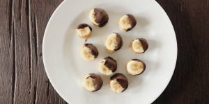 Beitragsbild des Blogbeitrags Bananen Bites mit Erdnussmus
