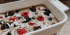 Beitragsbild des Blogbeitrags Berry Baked Oatmeal