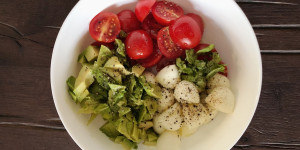 Beitragsbild des Blogbeitrags Caprese-Salat mit Avocado 