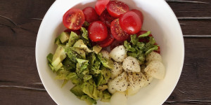 Beitragsbild des Blogbeitrags Caprese-Salat mit Avocado