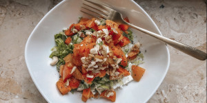 Beitragsbild des Blogbeitrags Feta-Marillen-Salat mit Cashew und Walnüssen