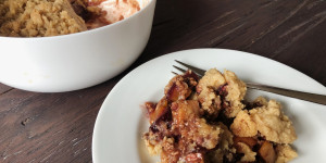Beitragsbild des Blogbeitrags Apfel-Zwetschken-Crumble