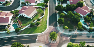 Beitragsbild des Blogbeitrags Immobilien Investment mit REIT und REIT ETFs. Alle Fragen und Antworten.