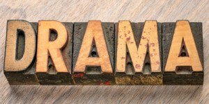 Beitragsbild des Blogbeitrags Wie du lernen kannst, nicht mehr aus allem ein Drama zu machen.