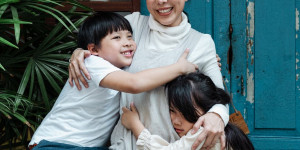 Beitragsbild des Blogbeitrags Muttertag auf insociallife.com! Was bedeutet es für dich, Mutter zu sein? 