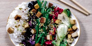 Beitragsbild des Blogbeitrags Vegane Rice Bowl mit Mandeltofu