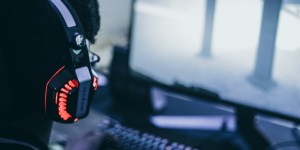 Beitragsbild des Blogbeitrags Studie zeigt: Gamer weltweit investieren seit der Corona-Krise mehr Zeit und Geld in Videospiele – ein Trend, der bleiben wird
