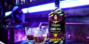 Beitragsbild des Blogbeitrags Ballantines schließt sich mit Mad Moxxi aus Borderlands zusammen und veröffentlich zweite Limited-Edition-Flasche 