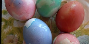 Beitragsbild des Blogbeitrags Eierfärben mit Kreppapier