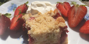 Beitragsbild des Blogbeitrags Rhabarber-Erdbeer-Streuselkuchen
