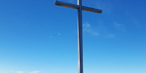 Beitragsbild des Blogbeitrags Auf das Gipfelkreuz vom Hochhäderich 