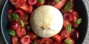 Beitragsbild des Blogbeitrags Burrata mit Paradeisern, Kirschen und Chilliöl 