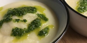 Beitragsbild des Blogbeitrags Petersilienwurzel-Birnensuppe mit Petersilöl 