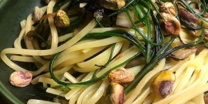 Beitragsbild des Blogbeitrags Linguine mit karamellisiertem Radiccio, Mönchsbart und Pistazien 