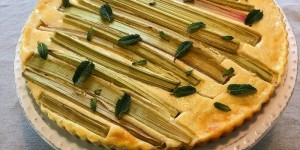 Beitragsbild des Blogbeitrags Rhabarber Tarte mit Mandelboden
