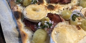 Beitragsbild des Blogbeitrags Flammkuchen mit Camembert, Serrano Schinken und Weintrauben 