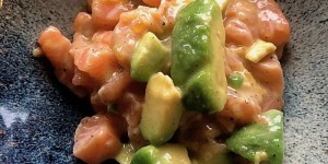 Beitragsbild des Blogbeitrags Lachstatar mit Orangen-Honig-Senf-Sauce