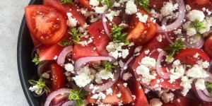 Beitragsbild des Blogbeitrags Wassermelonen-Paradeissalat mit Feta-Brösel