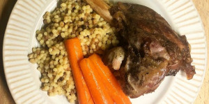 Beitragsbild des Blogbeitrags Ofenlamm mit Fregola Sarda und glasierten Karotten