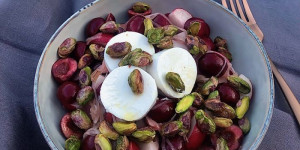 Beitragsbild des Blogbeitrags Mein Sommersalat mit Kirschen, Ziegenkäse und Pistazien