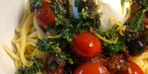 Beitragsbild des Blogbeitrags Linguine mit geschmolzenen Paradeisern, Burrata und Gremolata