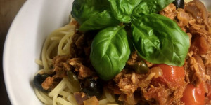 Beitragsbild des Blogbeitrags Pasta puttanesca con tonno