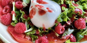 Beitragsbild des Blogbeitrags Sommerlicher Salat mit Ochsenherzparadeisern, Himbeeren, Burrata und Himbeerdressing