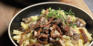 Beitragsbild des Blogbeitrags Casarecce mit Pilz-Oberssauce, Guanciale und Thymian 